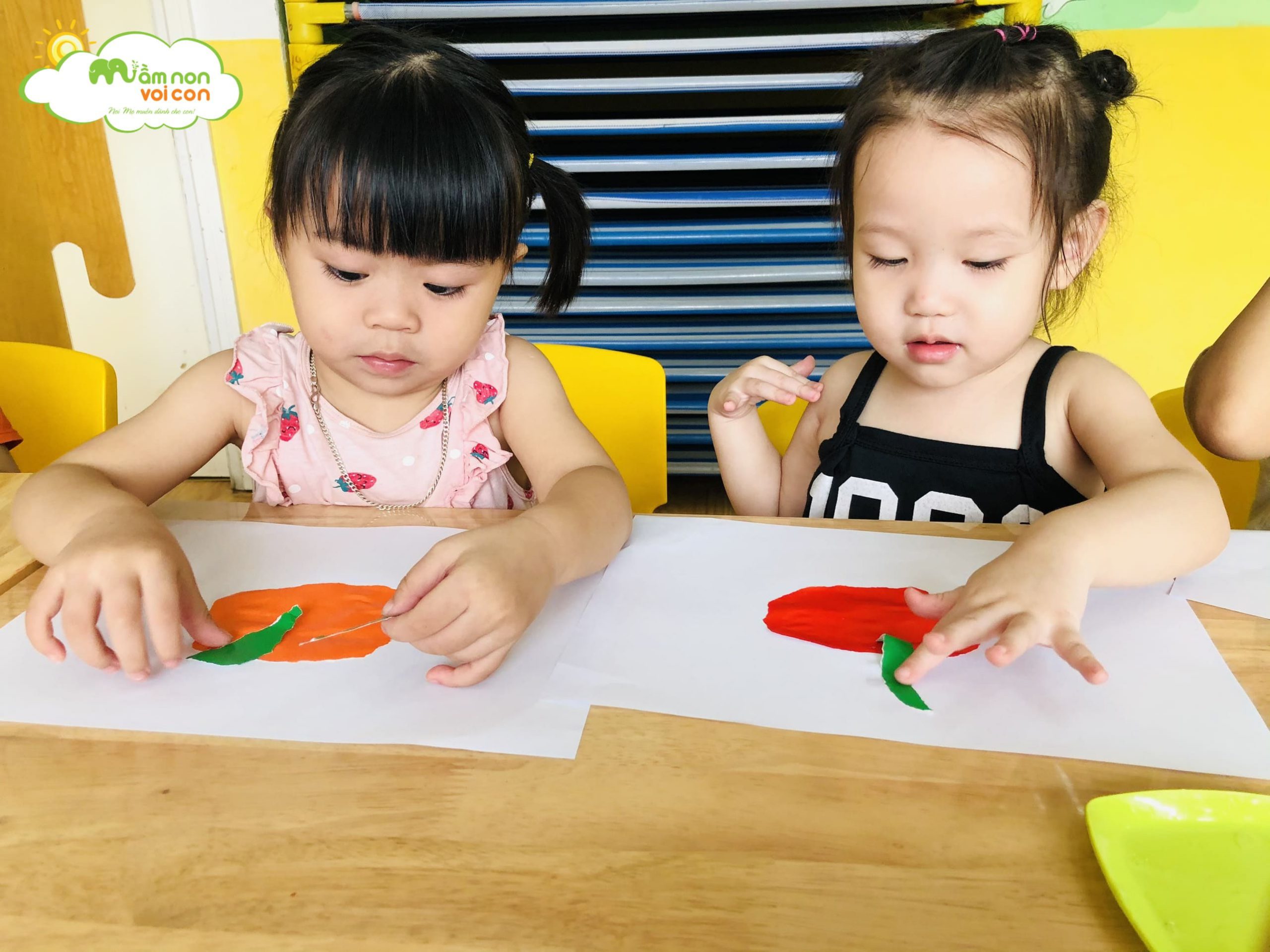 Hoạt Động Tạo Hình Xé Dán Quả Cà Chua Lớp E2 - TRƯỜNG MẦM NON VOI CON