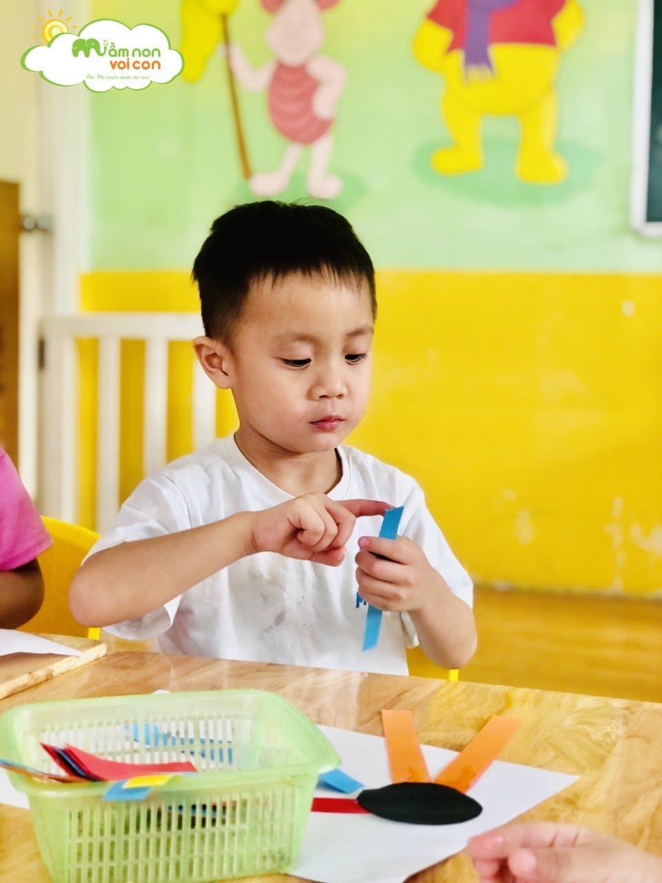 Hoạt Động Tạo Hình Những Bông Hoa Rực Rỡ Lớp E3 - TRƯỜNG MẦM NON VOI CON