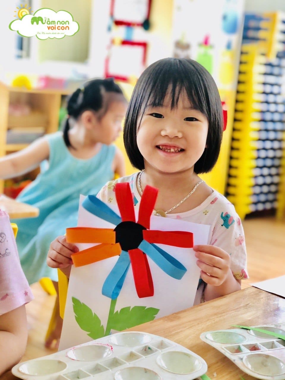 Hoạt Động Tạo Hình Những Bông Hoa Rực Rỡ Lớp E3 - TRƯỜNG MẦM NON VOI CON