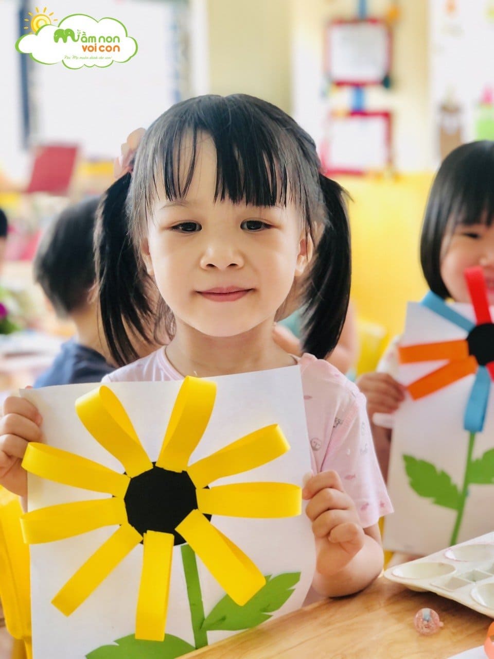 Hoạt Động Tạo Hình Những Bông Hoa Rực Rỡ Lớp E3 - TRƯỜNG MẦM NON VOI CON