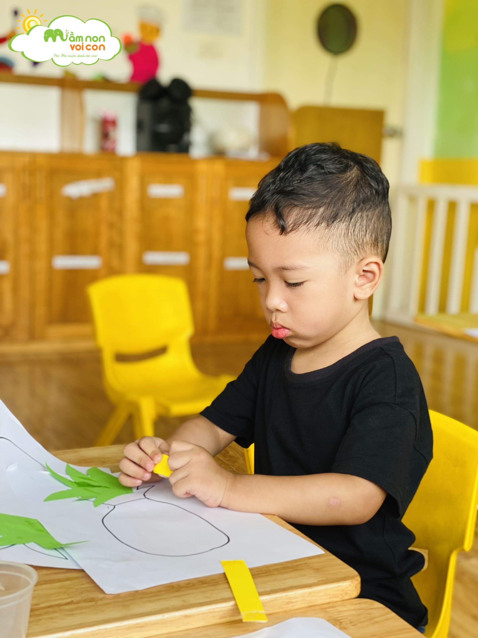 Hoạt Động Tạo Hình Làm Quả Dứa Lớp E3 - TRƯỜNG MẦM NON VOI CON