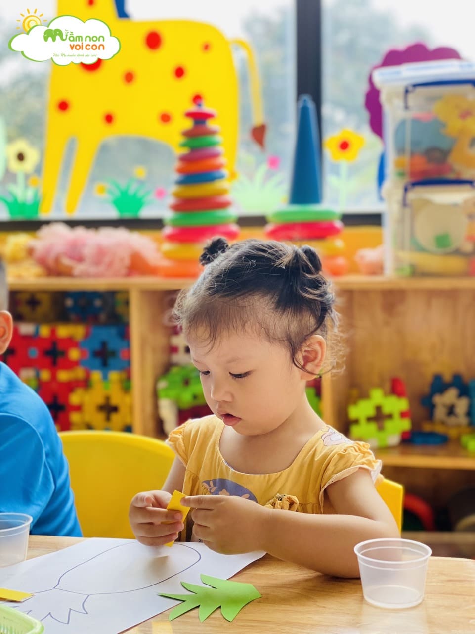 Hoạt Động Tạo Hình Làm Quả Dứa Lớp E3 - TRƯỜNG MẦM NON VOI CON