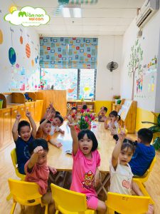 Bé Làm Con Tôm - TRƯỜNG MẦM NON VOI CON