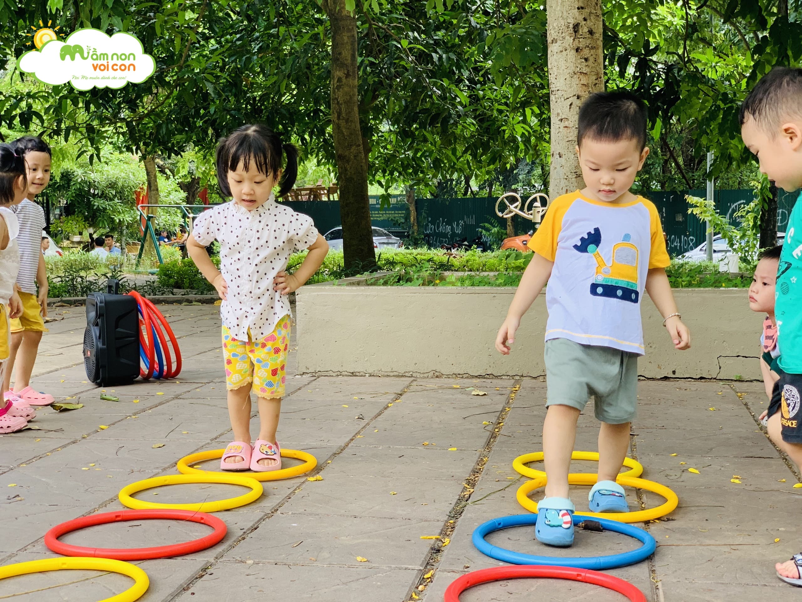 Hoạt Động Ngoài Trời Lớp E2 - TRƯỜNG MẦM NON VOI CON