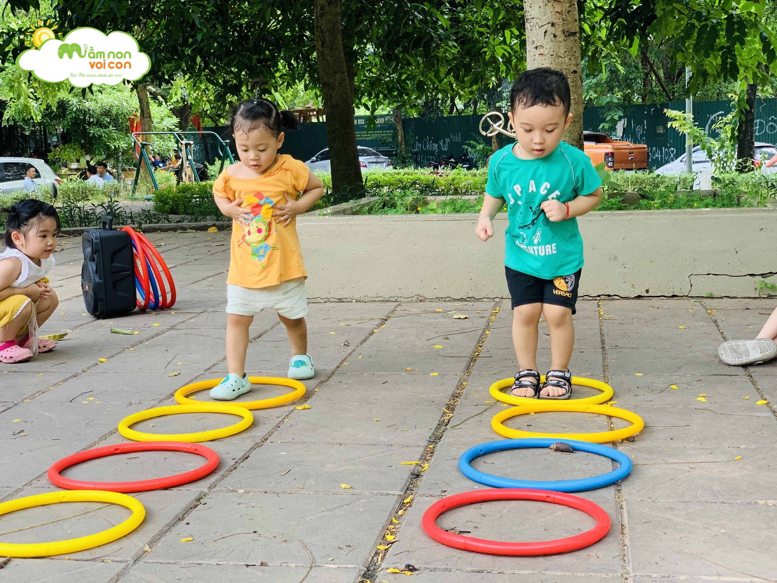 Hoạt Động Ngoài Trời Lớp E2 - TRƯỜNG MẦM NON VOI CON