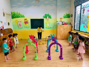 Hoạt Động Thể Chất Bò Có Mang Vật Trên Lưng - TRƯỜNG MẦM NON VOI CON