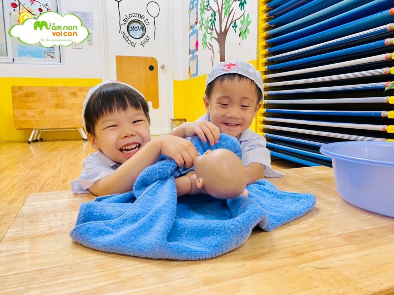 Bé Tập Làm Bác Sĩ - TRƯỜNG MẦM NON VOI CON