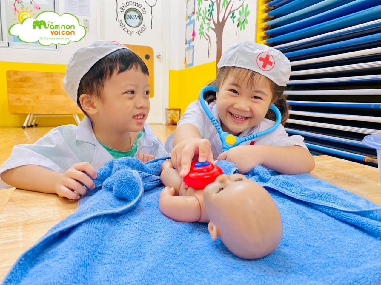 Bé Tập Làm Bác Sĩ - TRƯỜNG MẦM NON VOI CON