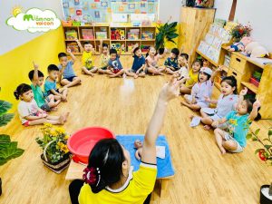 Bé Tập Làm Bác Sĩ - TRƯỜNG MẦM NON VOI CON