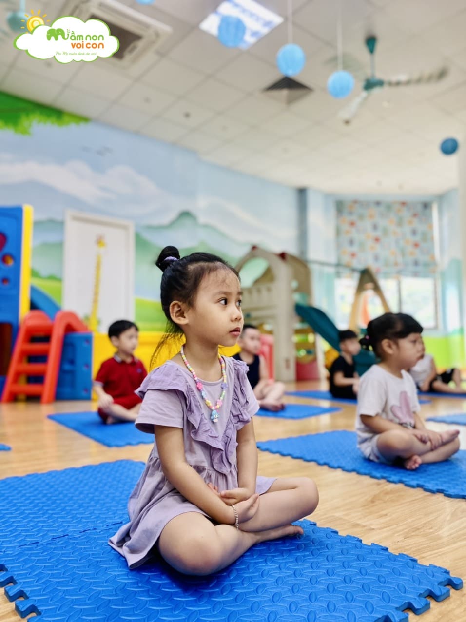 Giờ Tập Yoga Lớp E5 - TRƯỜNG MẦM NON VOI CON