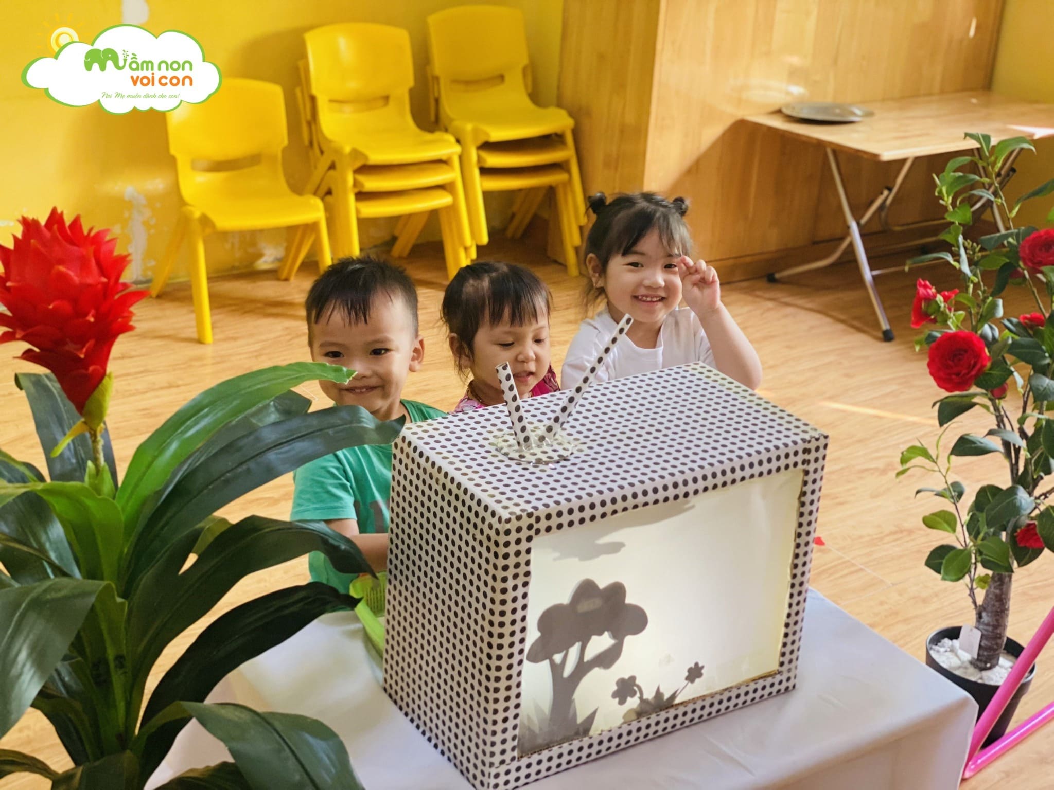 Rạp Chiếu Bóng "Sự Tích Ngày Và Đêm" - TRƯỜNG MẦM NON VOI CON