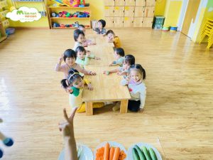 Cùng Lớp E2 Tạo Hình Lọ Hoa Từ Rau Củ - TRƯỜNG MẦM NON VOI CON