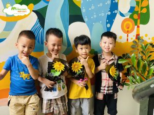 Cùng Làm Những Đóa Hoa Tươi Thắm, Viết Những Lời Yêu Thương Tặng Bà Và Mẹ Nhân Ngày 20/10 - TRƯỜNG MẦM NON VOI CON