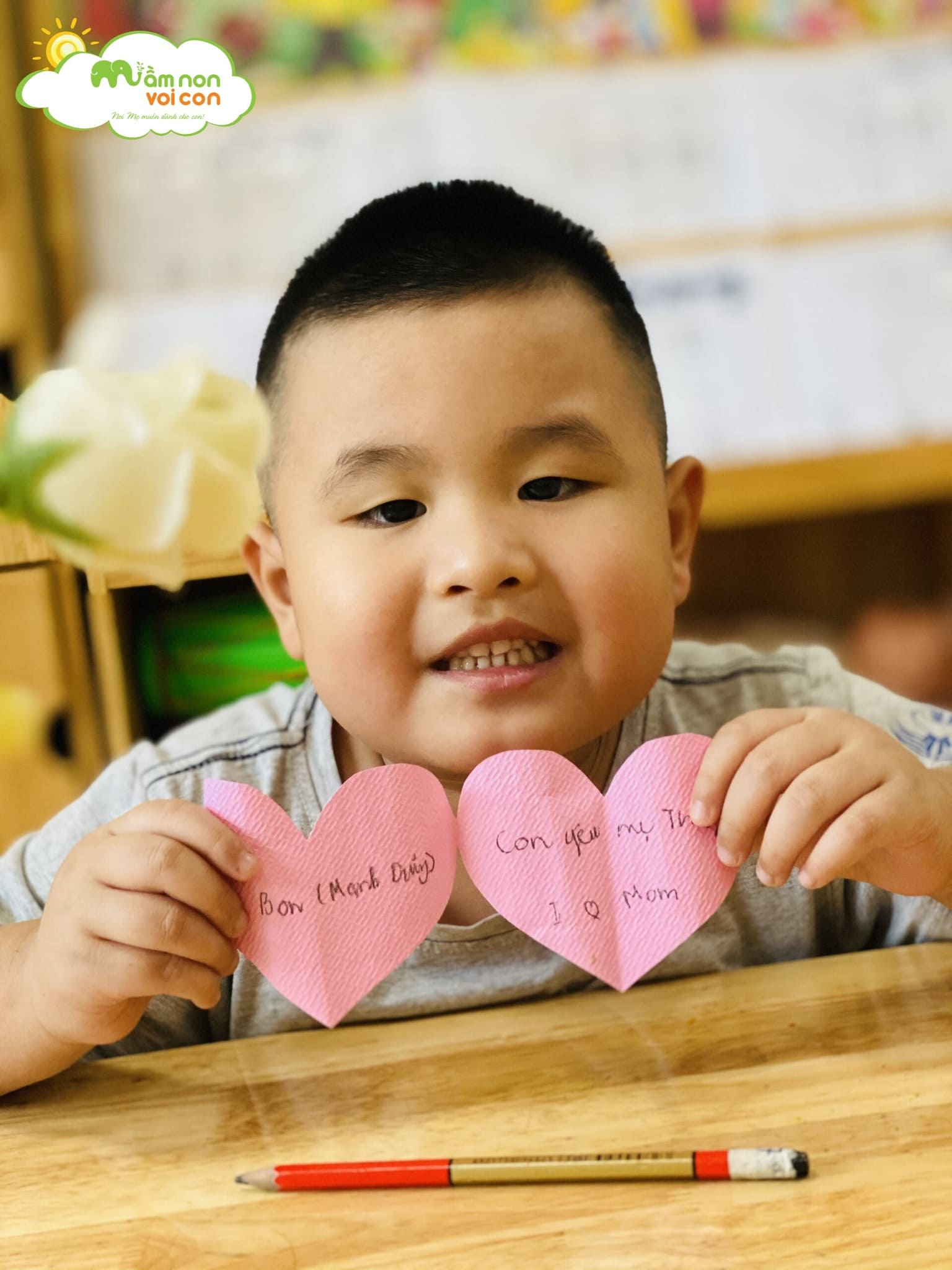 Cùng Làm Những Đóa Hoa Tươi Thắm, Viết Những Lời Yêu Thương Tặng Bà Và Mẹ Nhân Ngày 20/10 - TRƯỜNG MẦM NON VOI CON