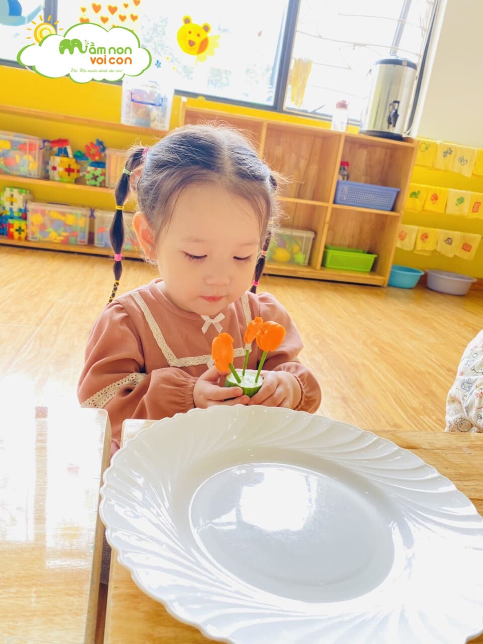 Cùng Lớp E2 Tạo Hình Lọ Hoa Từ Rau Củ - TRƯỜNG MẦM NON VOI CON