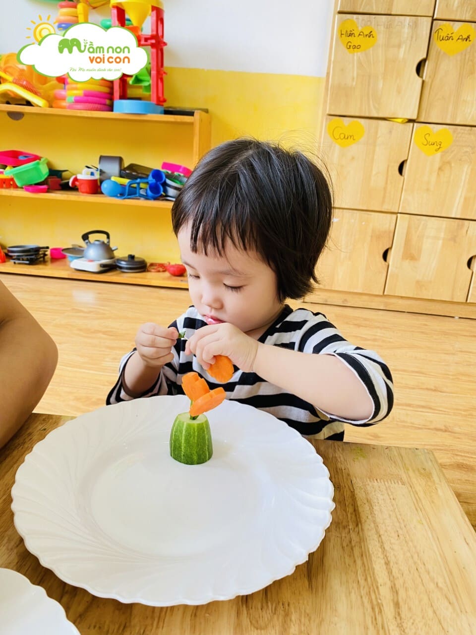 Cùng Lớp E2 Tạo Hình Lọ Hoa Từ Rau Củ - TRƯỜNG MẦM NON VOI CON