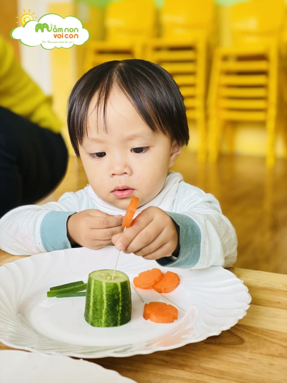 Cùng Lớp E2 Tạo Hình Lọ Hoa Từ Rau Củ - TRƯỜNG MẦM NON VOI CON