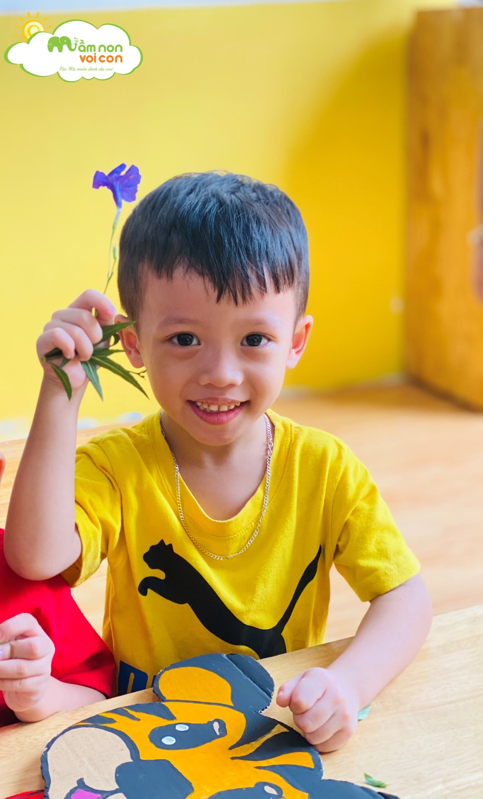 Cùng Lớp E5 Tạo Hình Bức Tranh Mùa Thu - TRƯỜNG MẦM NON VOI CON