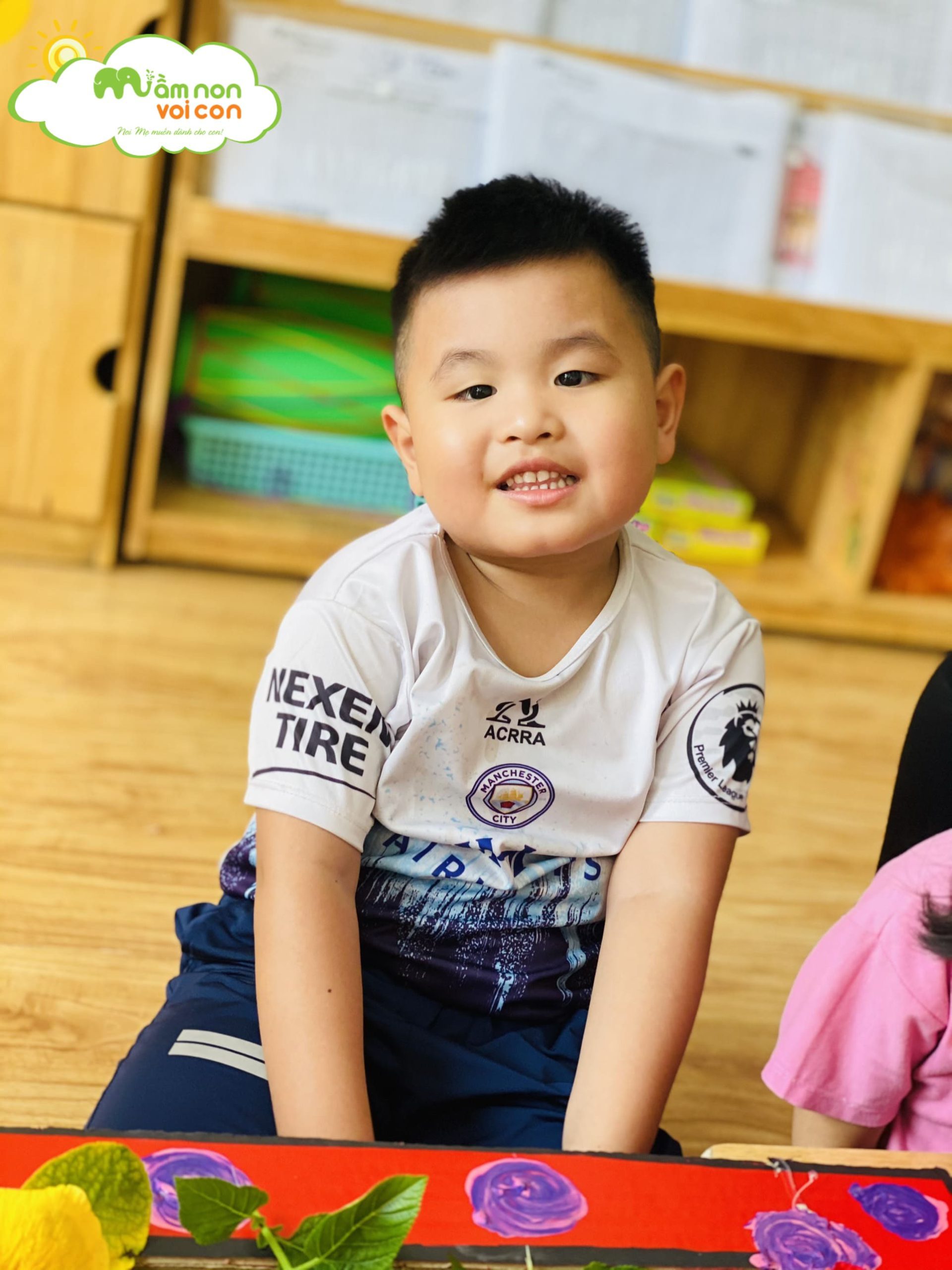 Cùng Lớp E5 Tạo Hình Bức Tranh Mùa Thu - TRƯỜNG MẦM NON VOI CON