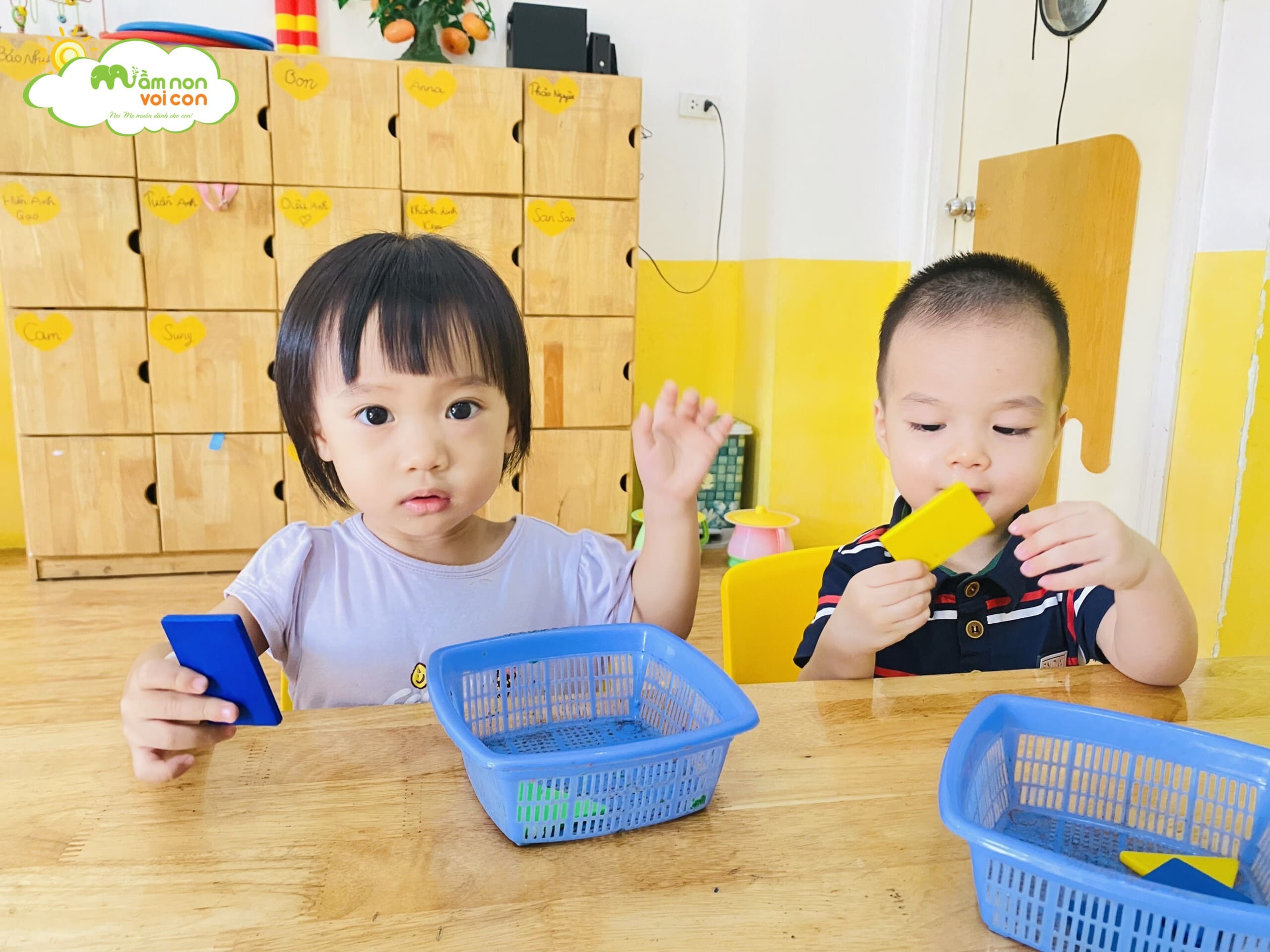 Hoạt Động Làm Quen Với Toán: Nhận Biết Hình Tam Giác, Hình Vuông, Hình Chữ Nhật Hoạt Động Làm Quen Với Toán: Nhận Biết Hình Tam Giác, Hình Vuông, Hình Chữ Nhật - TRƯỜNG MẦM NON VOI CON