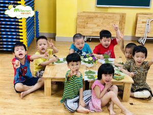 Sáng Tạo Bức Tranh Từ Chiếc Lá - TRƯỜNG MẦM NON VOI CON