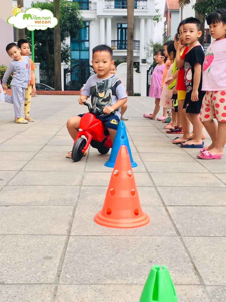 Hoạt Động Vui Chơi Ngoài Trời Lớp E7 - TRƯỜNG MẦM NON VOI CON