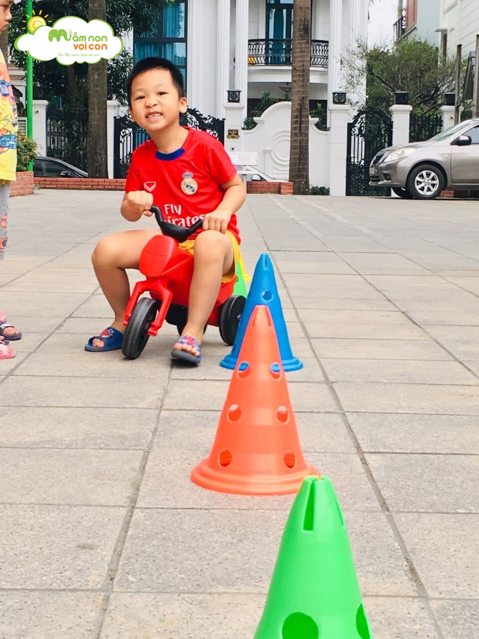 Hoạt Động Vui Chơi Ngoài Trời Lớp E7 - TRƯỜNG MẦM NON VOI CON