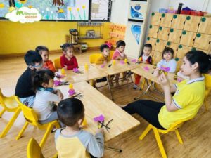 Tạo Hình Chú Ong Chăm Chỉ Từ Vật Liệu Tái Chế - TRƯỜNG MẦM NON VOI CON