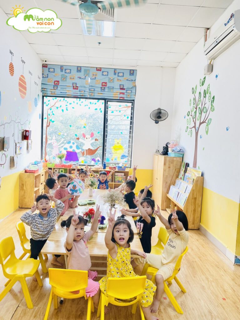 Lớp E5 Tạo Hình Những Chú Bọ Rùa - TRƯỜNG MẦM NON VOI CON