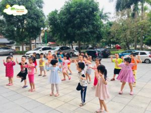 Hoạt Động Vui Chơi Ngoài Trời Lớp E7 - TRƯỜNG MẦM NON VOI CON