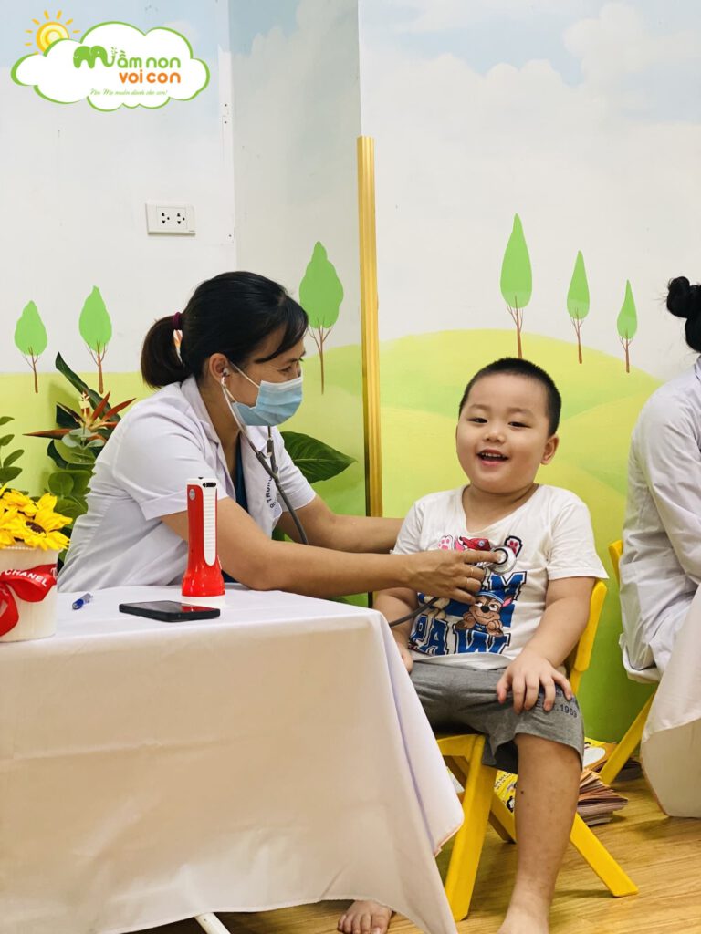 Thăm Khám Sức Khỏe Định Kỳ Cho Các Con - TRƯỜNG MẦM NON VOI CON