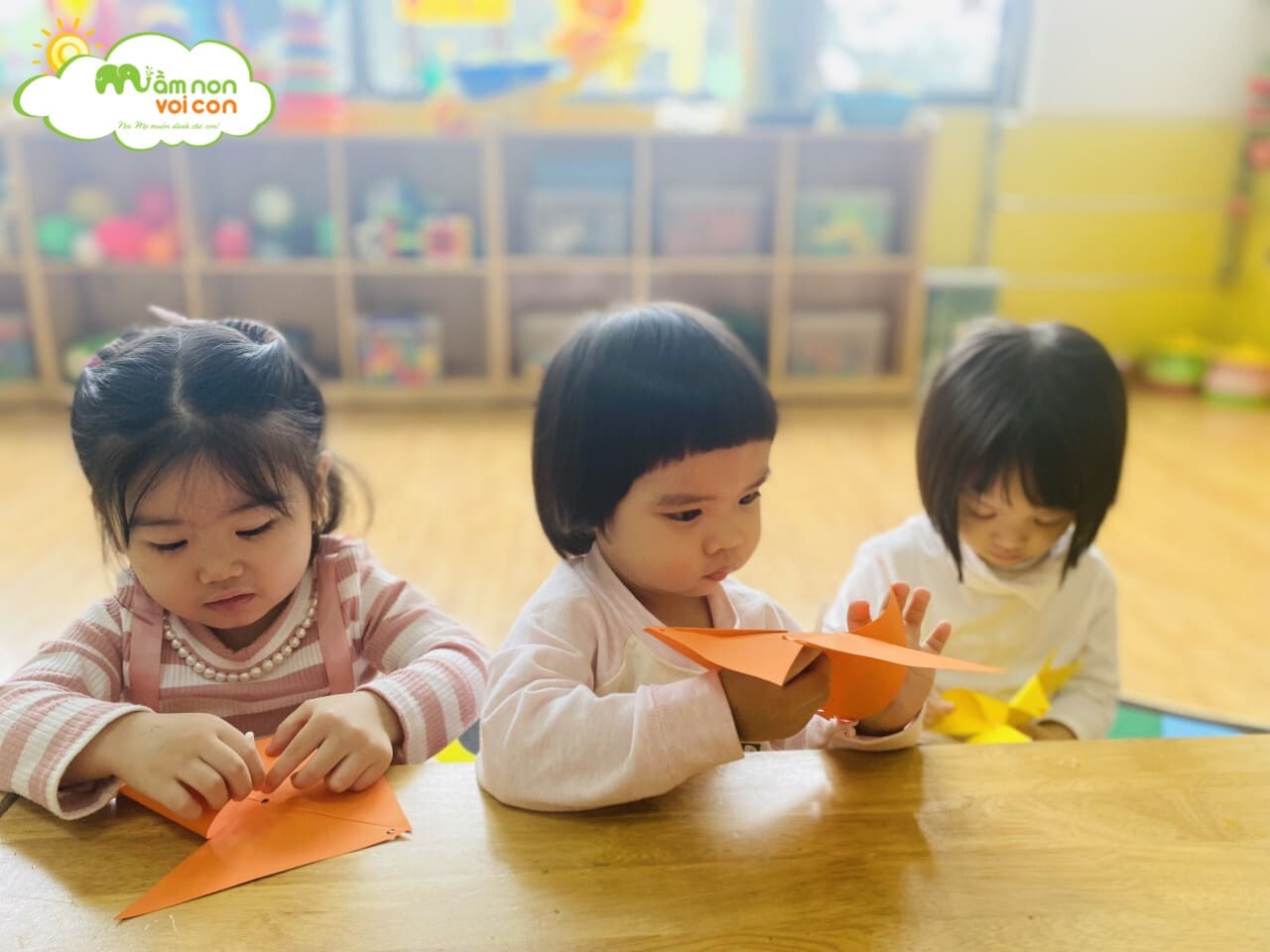 Hoạt Động Bé Làm Chong Chóng - TRƯỜNG MẦM NON VOI CON