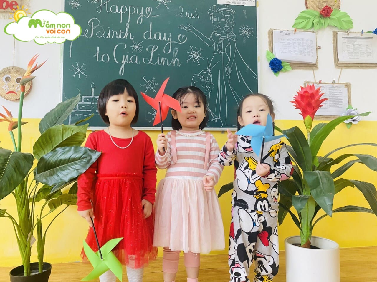 Hoạt Động Bé Làm Chong Chóng - TRƯỜNG MẦM NON VOI CON