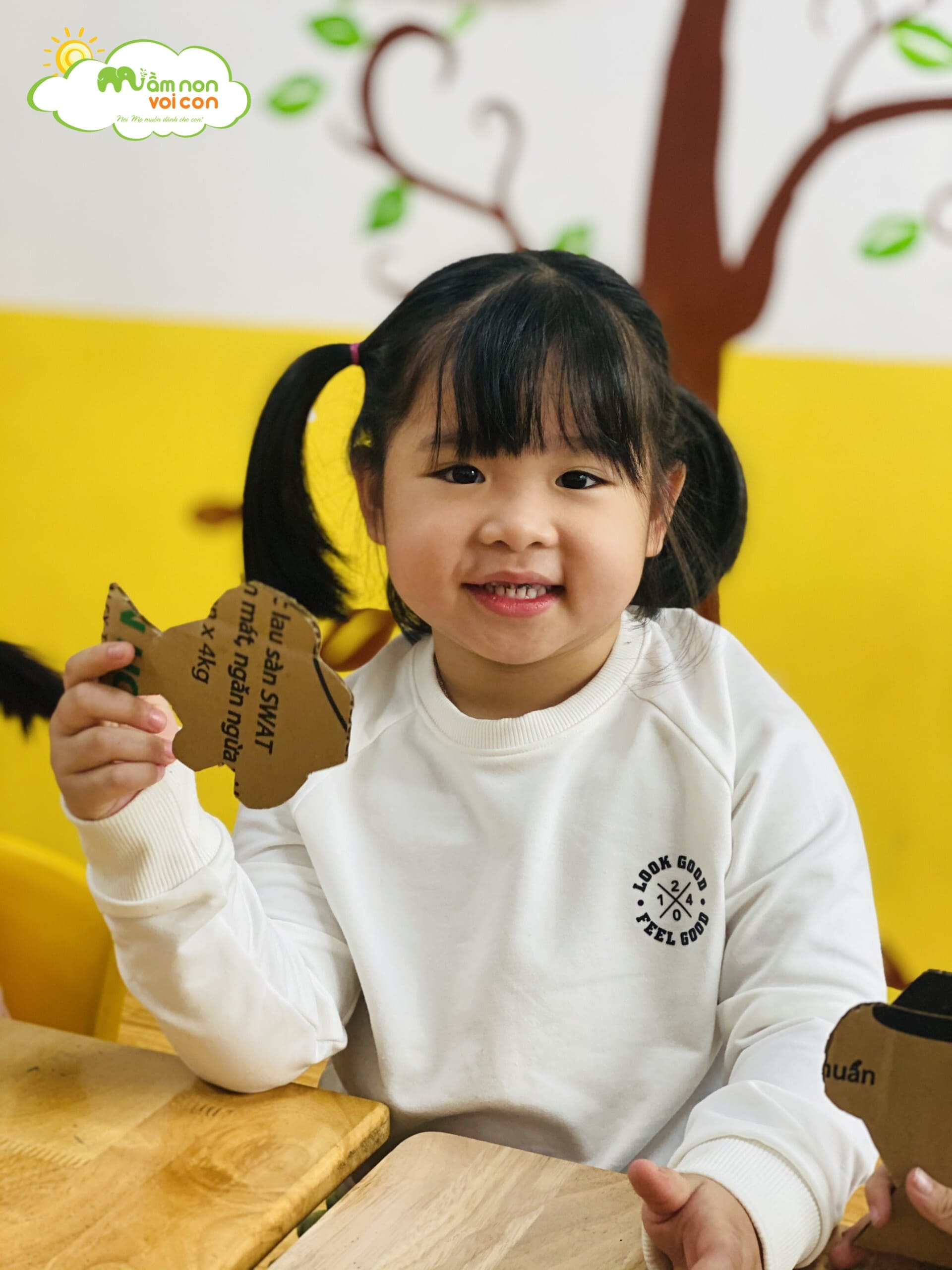 Tạo Hình Con Cá Từ Quả Thông Và Bìa Carton - TRƯỜNG MẦM NON VOI CON