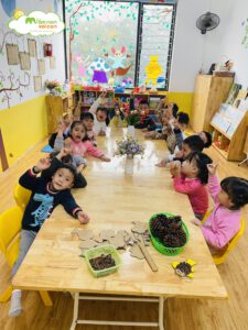 Tạo Hình Con Cá Từ Quả Thông Và Bìa Carton - TRƯỜNG MẦM NON VOI CON