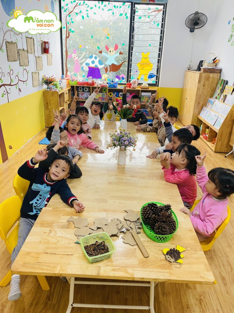 Tạo Hình Con Cá Từ Quả Thông Và Bìa Carton - TRƯỜNG MẦM NON VOI CON