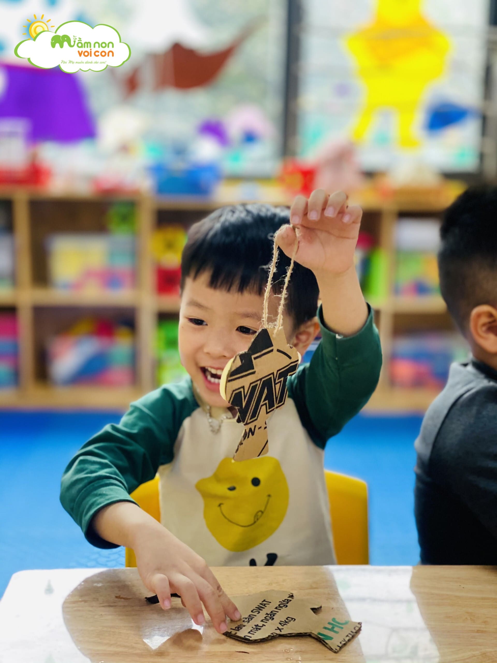 Tạo Hình Con Cá Từ Quả Thông Và Bìa Carton - TRƯỜNG MẦM NON VOI CON