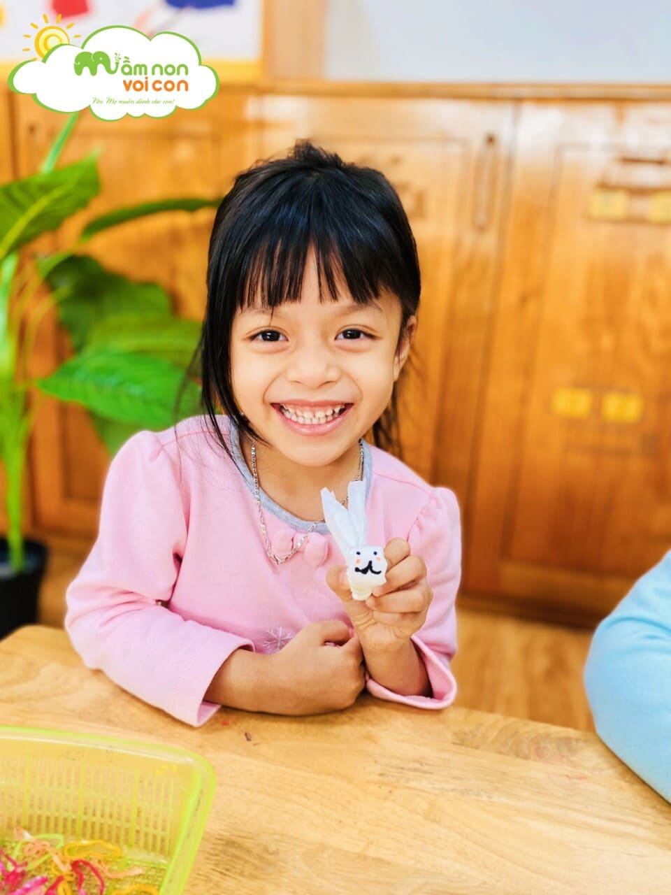 HOẠT ĐỘNG TẠO HÌNH: LÀM CON THỎ TỪ GIẤY ĂN - TRƯỜNG MẦM NON VOI CON