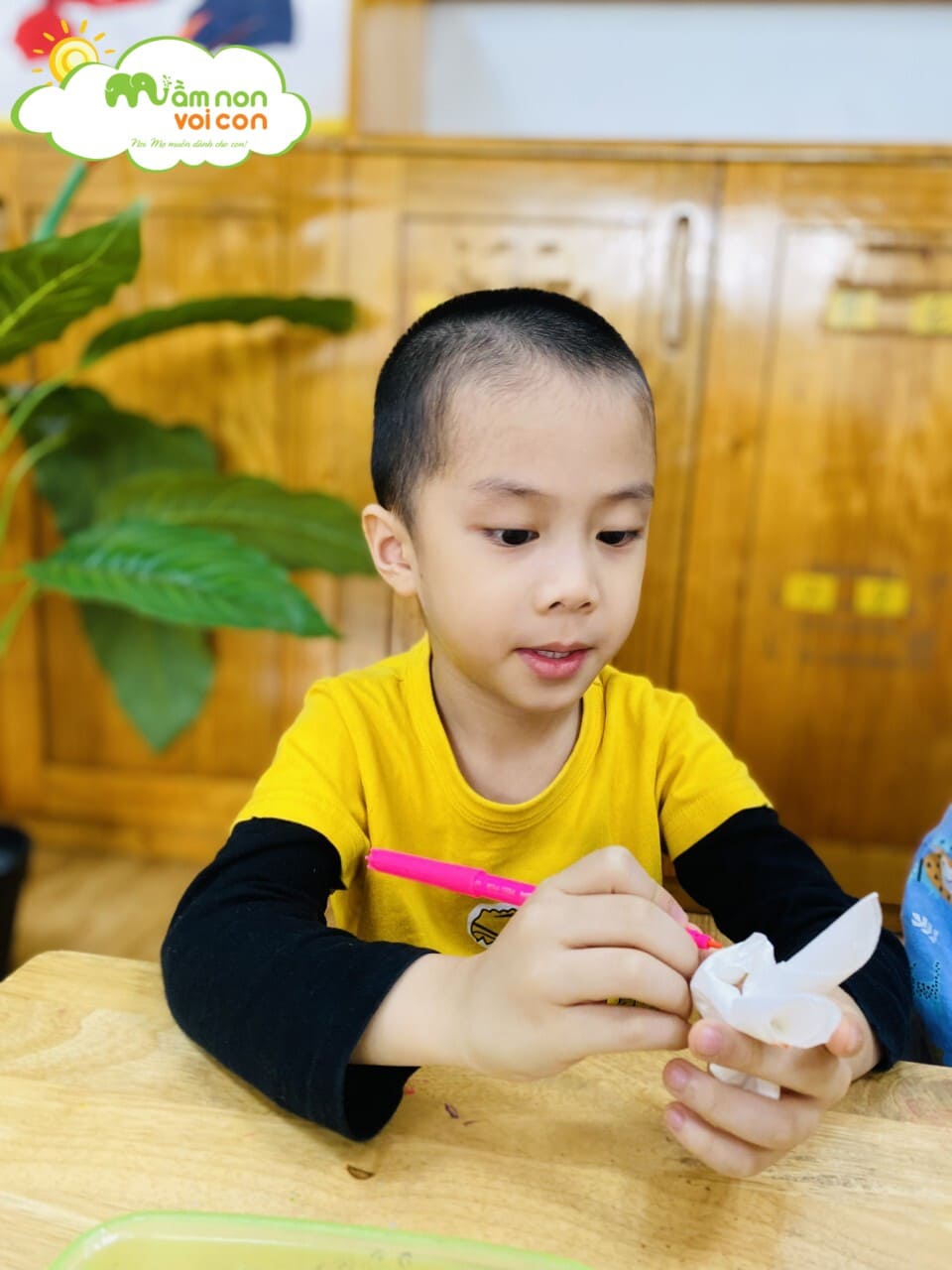 HOẠT ĐỘNG TẠO HÌNH: LÀM CON THỎ TỪ GIẤY ĂN - TRƯỜNG MẦM NON VOI CON