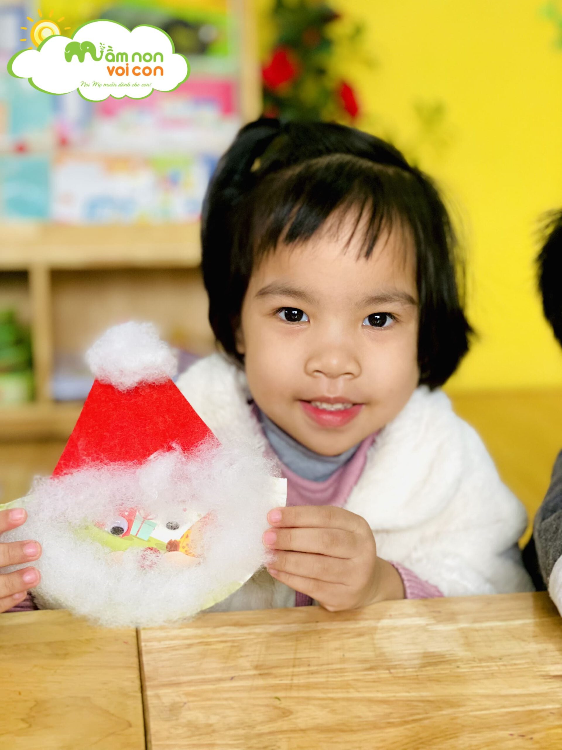 Hoạt Động Tạo Hình: Bé Làm Ông Già Noel Lớp E3 - TRƯỜNG MẦM NON VOI CON