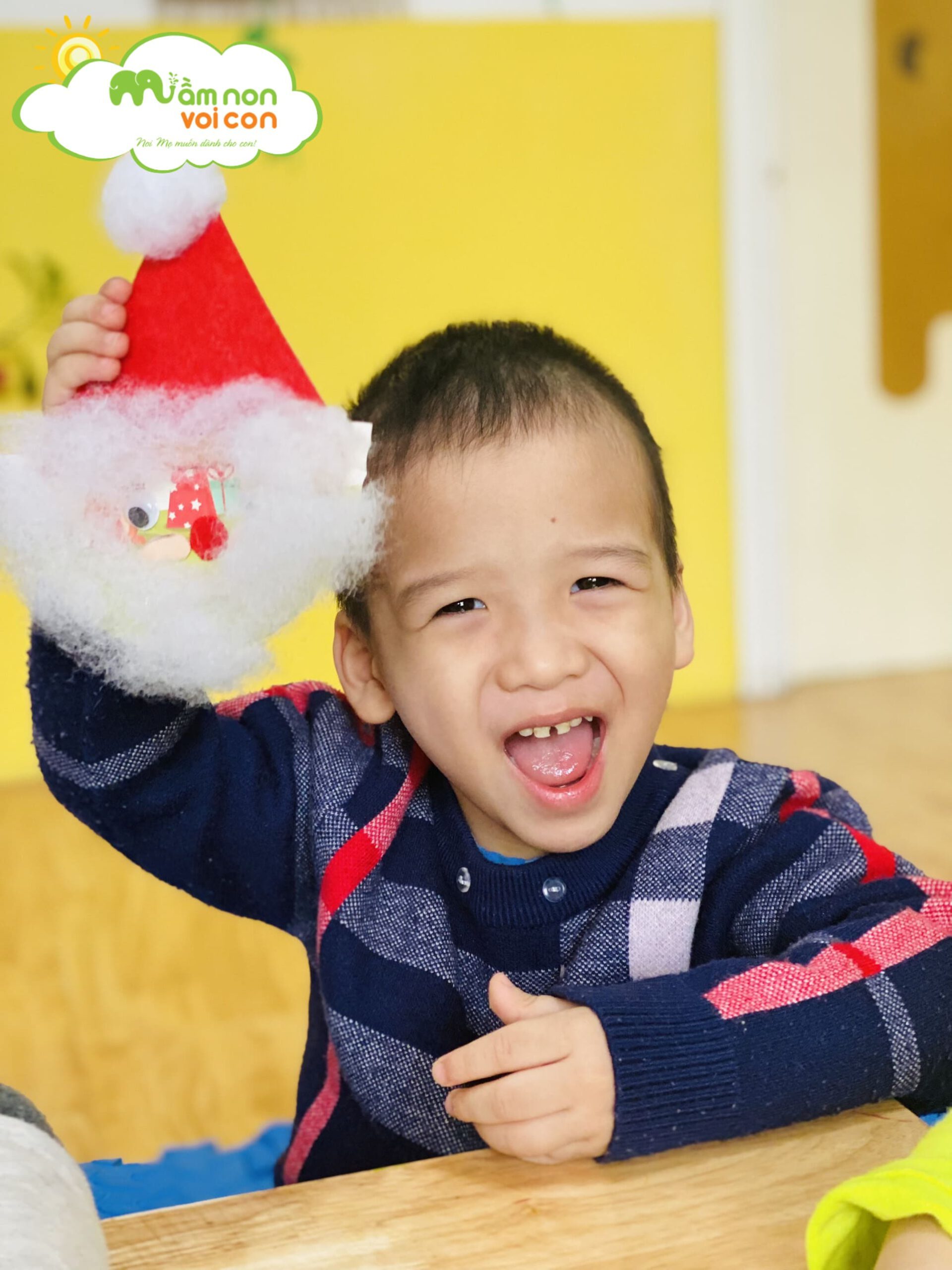 Hoạt Động Tạo Hình: Bé Làm Ông Già Noel Lớp E3 - TRƯỜNG MẦM NON VOI CON