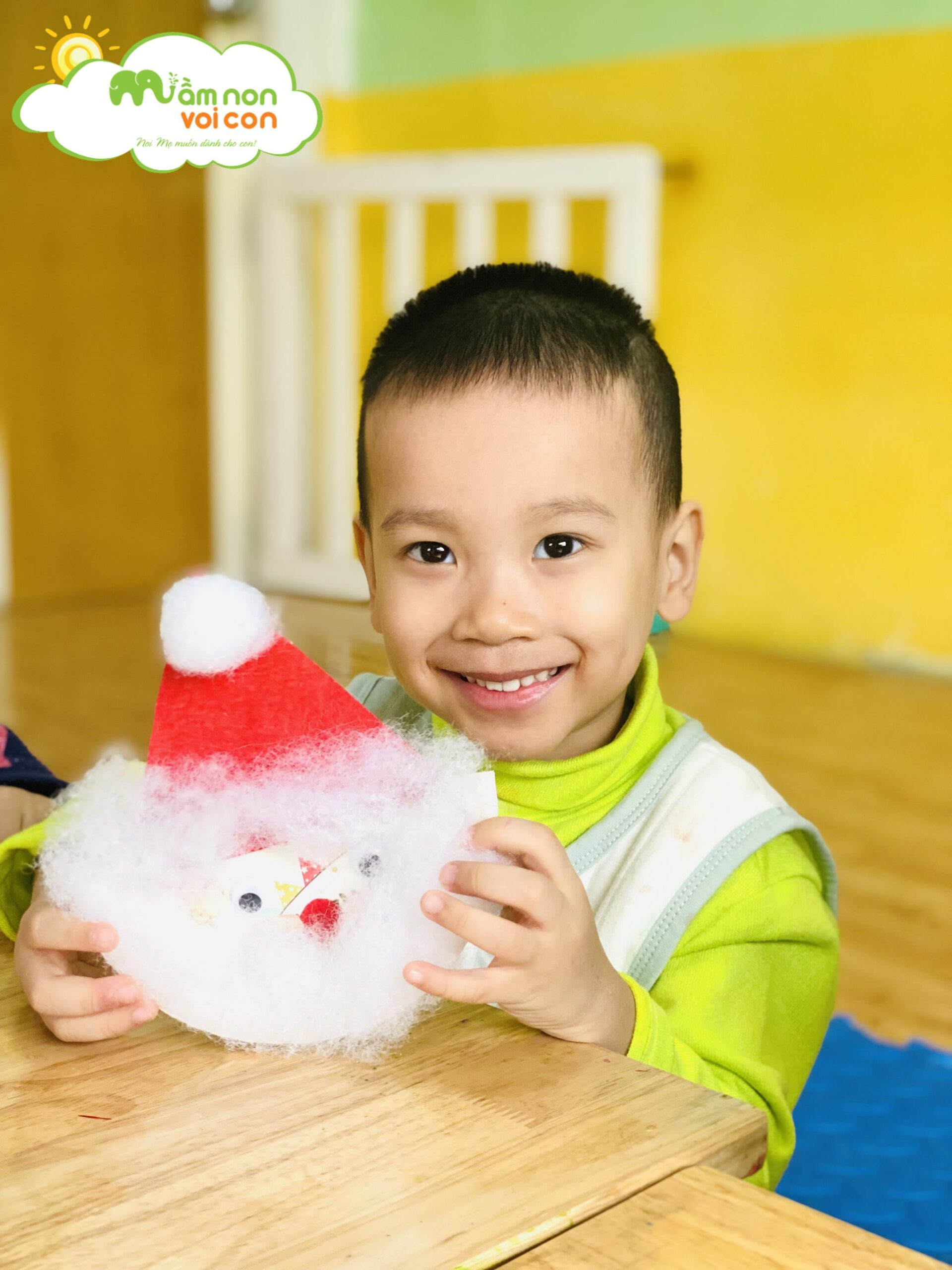 Hoạt Động Tạo Hình: Bé Làm Ông Già Noel Lớp E3 - TRƯỜNG MẦM NON VOI CON