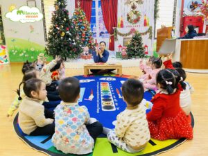 HOẠT ĐỘNG TẠO HÌNH: BÉ LÀM ÔNG GIÀ NOEL - TRƯỜNG MẦM NON VOI CON