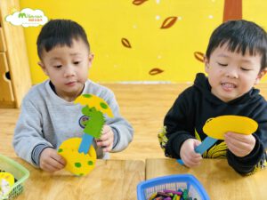 HOẠT ĐỘNG TẠO HÌNH: LÀM CHÚ KHỦNG LONG LỚP E5 - TRƯỜNG MẦM NON VOI CON