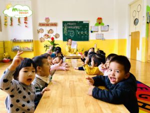 Bé Tạo Hình Bức Tranh Từ Bông Hoa - TRƯỜNG MẦM NON VOI CON