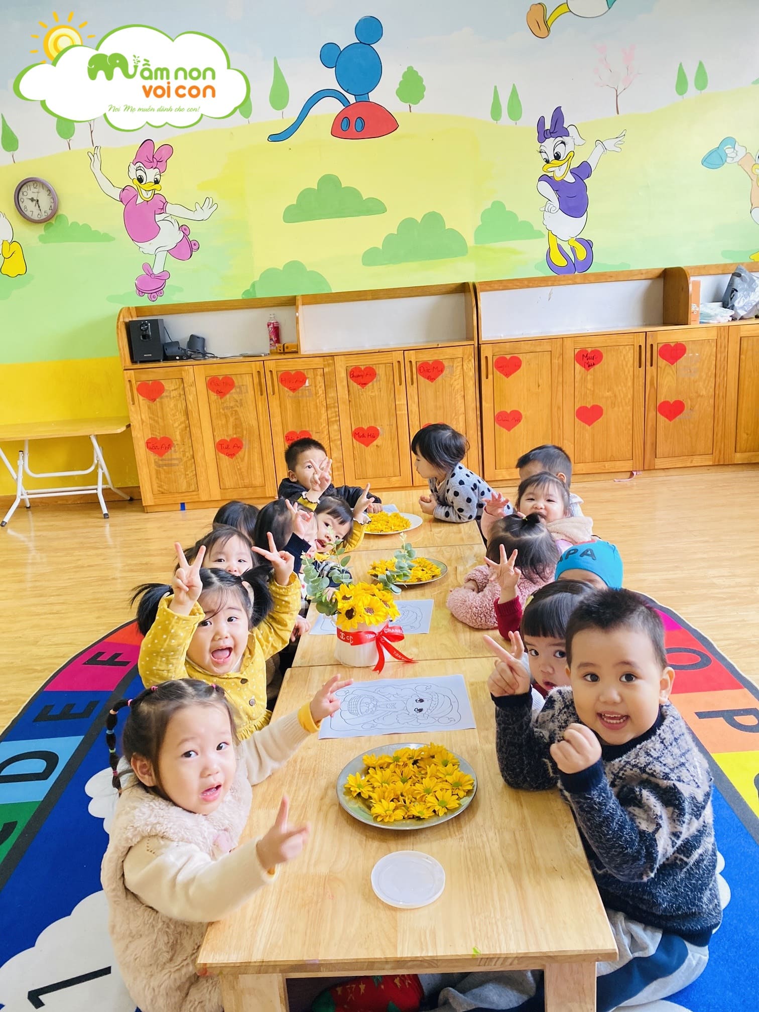 Bé Tạo Hình Bức Tranh Từ Bông Hoa - TRƯỜNG MẦM NON VOI CON