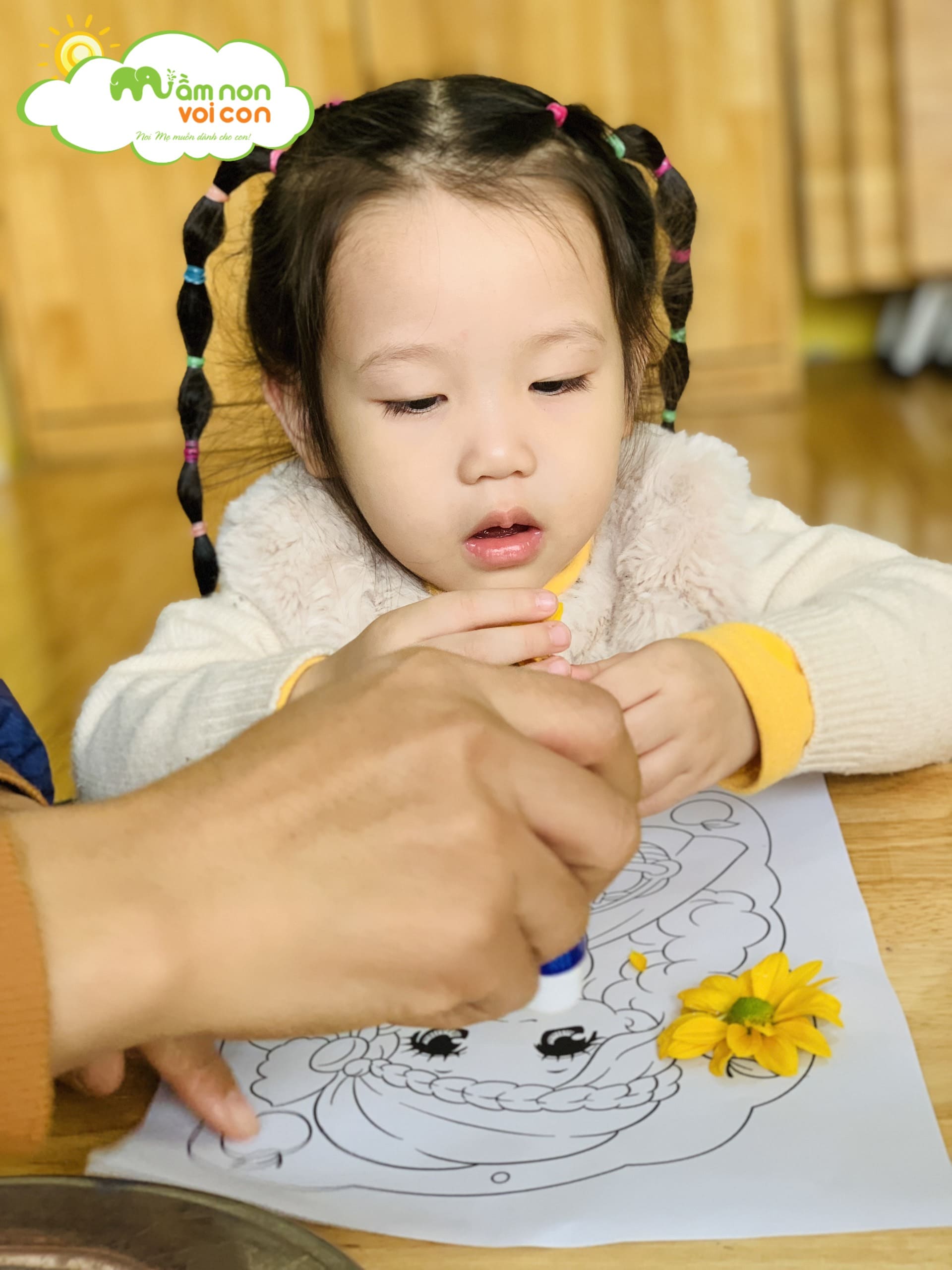 Bé Tạo Hình Bức Tranh Từ Bông Hoa - TRƯỜNG MẦM NON VOI CON