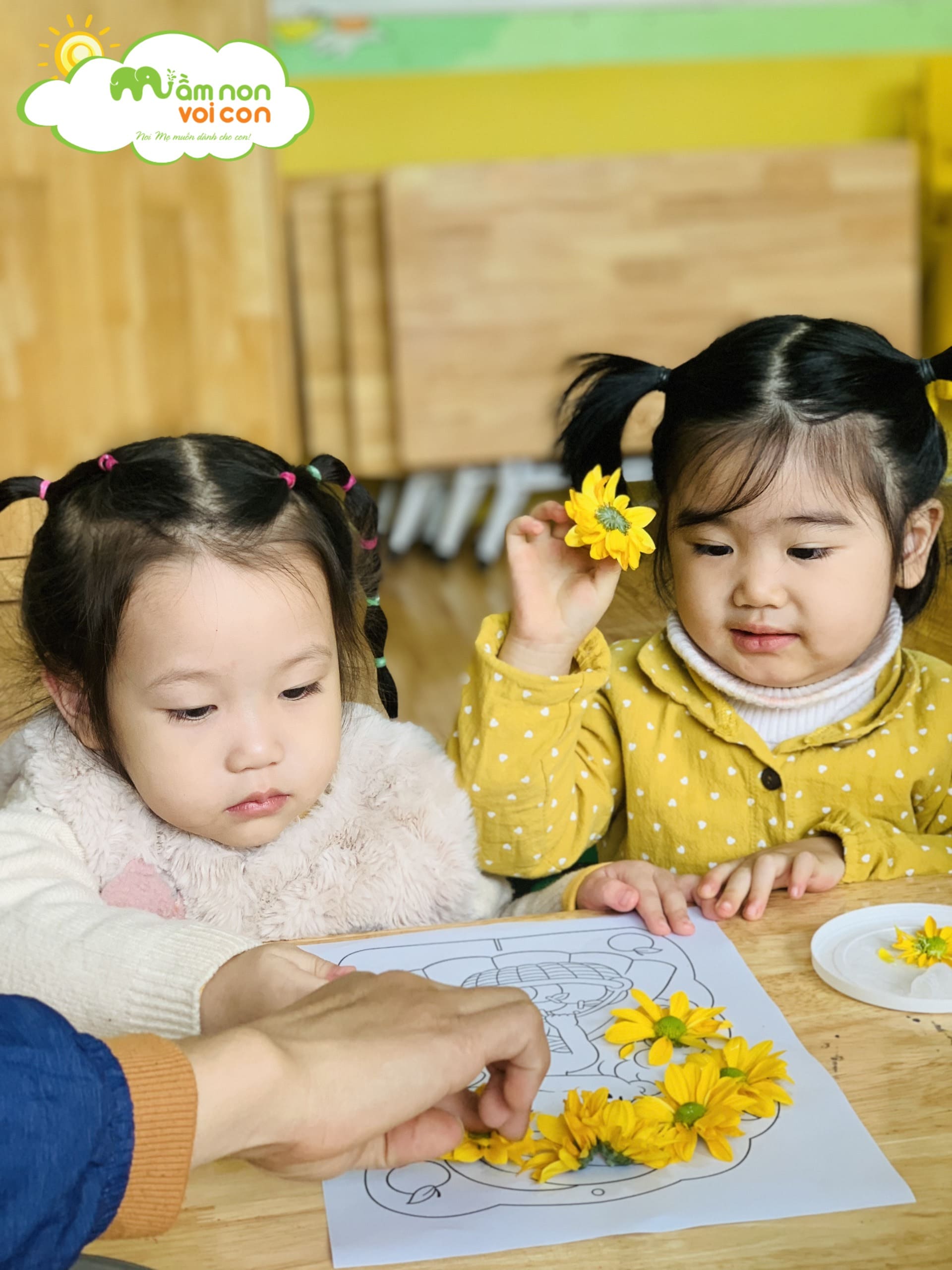 Bé Tạo Hình Bức Tranh Từ Bông Hoa - TRƯỜNG MẦM NON VOI CON