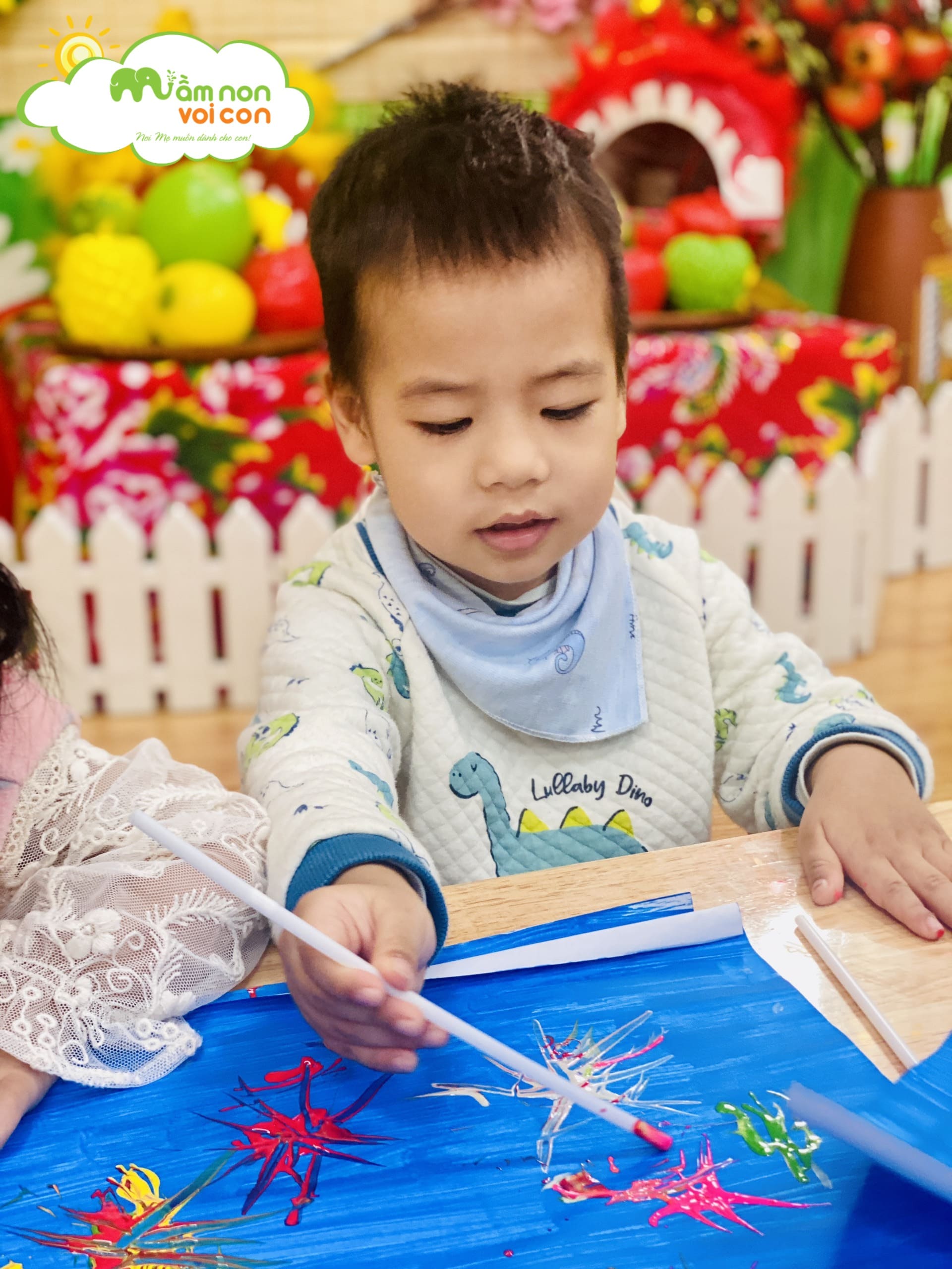 HOẠT ĐỘNG TẠO HÌNH: BÉ LÀM PHÁO HOA LỚP E2 - TRƯỜNG MẦM NON VOI CON