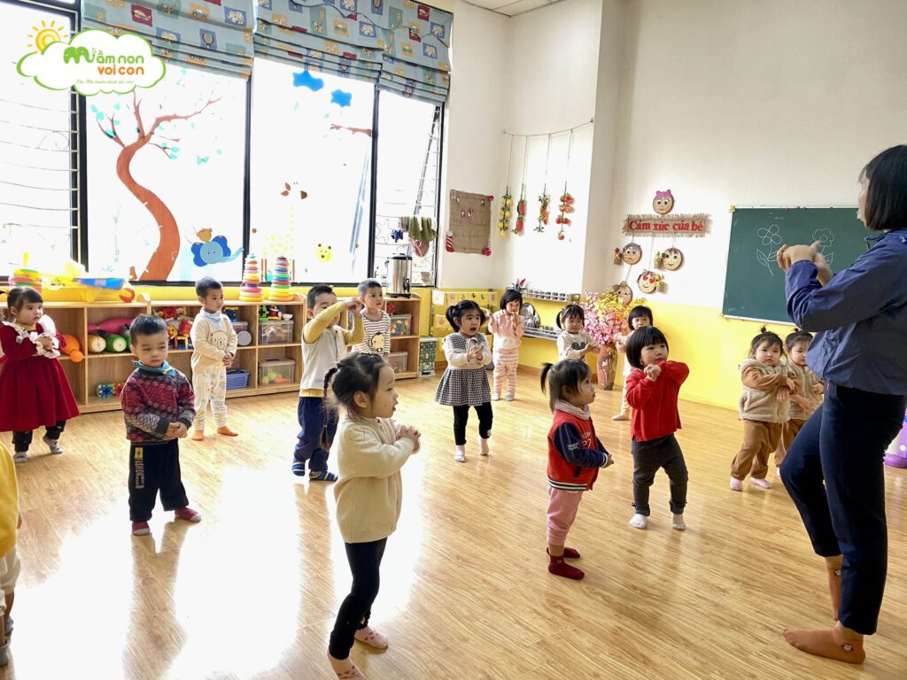 HOẠT ĐỘNG THỂ CHẤT: BÒ CÓ MANG VẬT TRÊN LƯNG - TRƯỜNG MẦM NON VOI CON